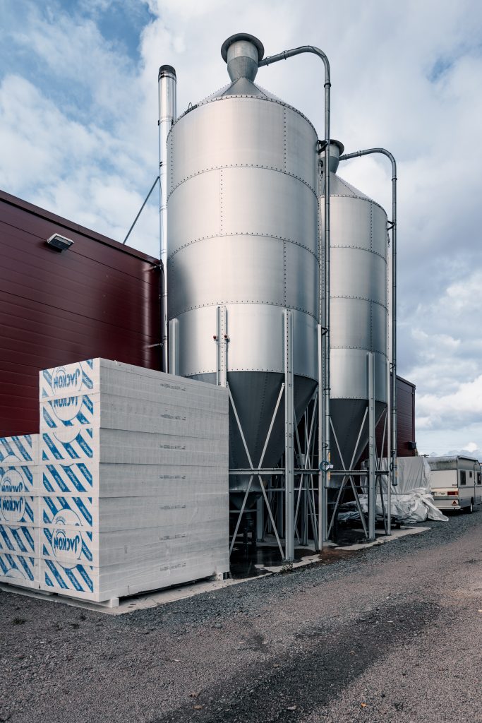 Pelletssilos som förser deras ca 5,000kvm produktions- och lagerlokaler i Västerås